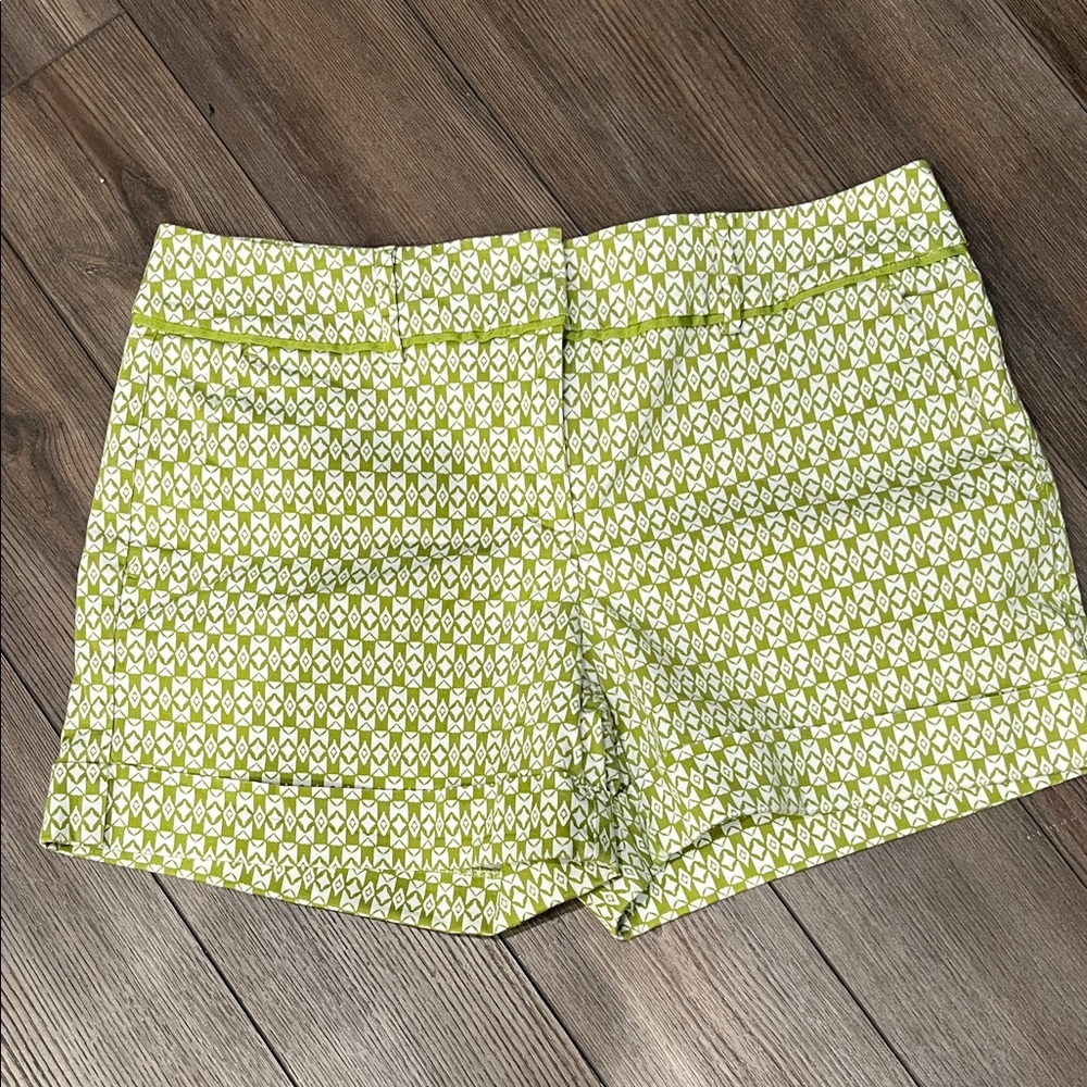 New York & Company Green Patterned Women's Shorts